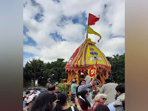 यूके में रथ यात्रा का भव्य आयोजन: 1,000 से अधिक श्रद्धालुओं की उपस्थिति, भारतीय डिप्टी हाई कमिश्नर ने निभाई 'छेरा पहाड़ा' की परंपरा