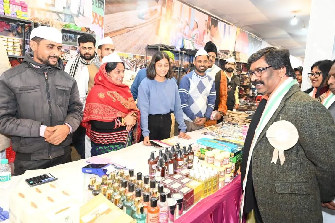 मुख्यमंत्री सोरेन ने मोरहाबादी मैदान में  राष्ट्रीय खादी एवं सरस महोत्सव का किया उद्घाटन