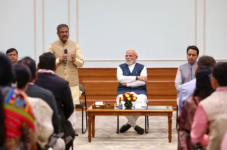 पीएम मोदी ने दी 'शिक्षक दिवस' की शुभकामनाएं, कहा- उज्जवल भविष्य की नींव हैं टीचर