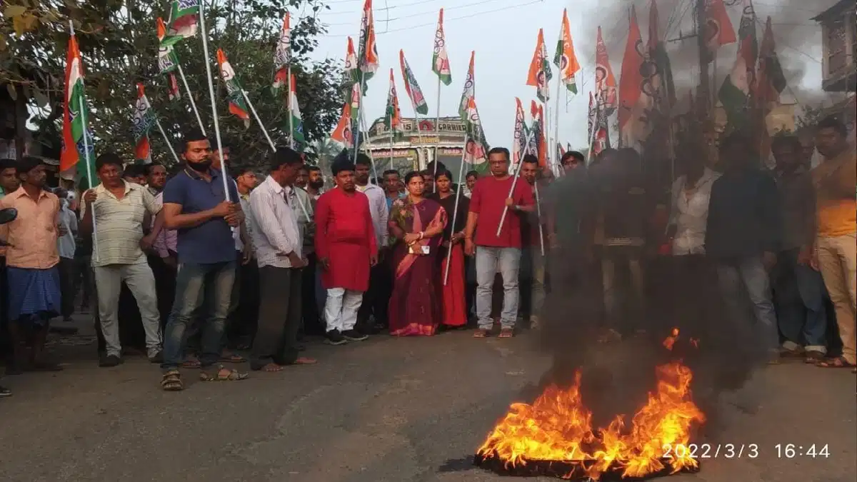 हावड़ा में तृणमूल कार्यकर्ताओं और विधायक को रॉड और डंडे से पीटा