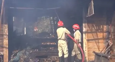 दिल्ली के वसंत विहार में लगी भीषण आग मचा हड़कंप
