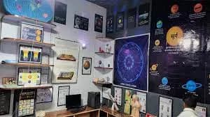 जिलाधिकारी ने डिस्कवरी लैब में स्थापित उपकरण की जानकारी ली