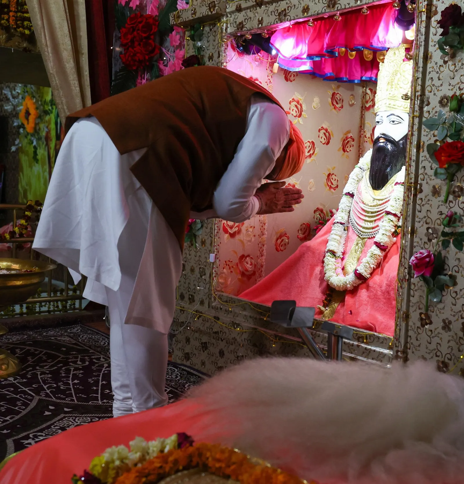 देश में संत रविदास जयंती की धूम, राष्ट्रपति ने लोगों को बधाई दी, प्रधानमंत्री मोदी ने प्रतिमा का किया उद्घाटन, भाजपा ने भावांजलि अर्पित की