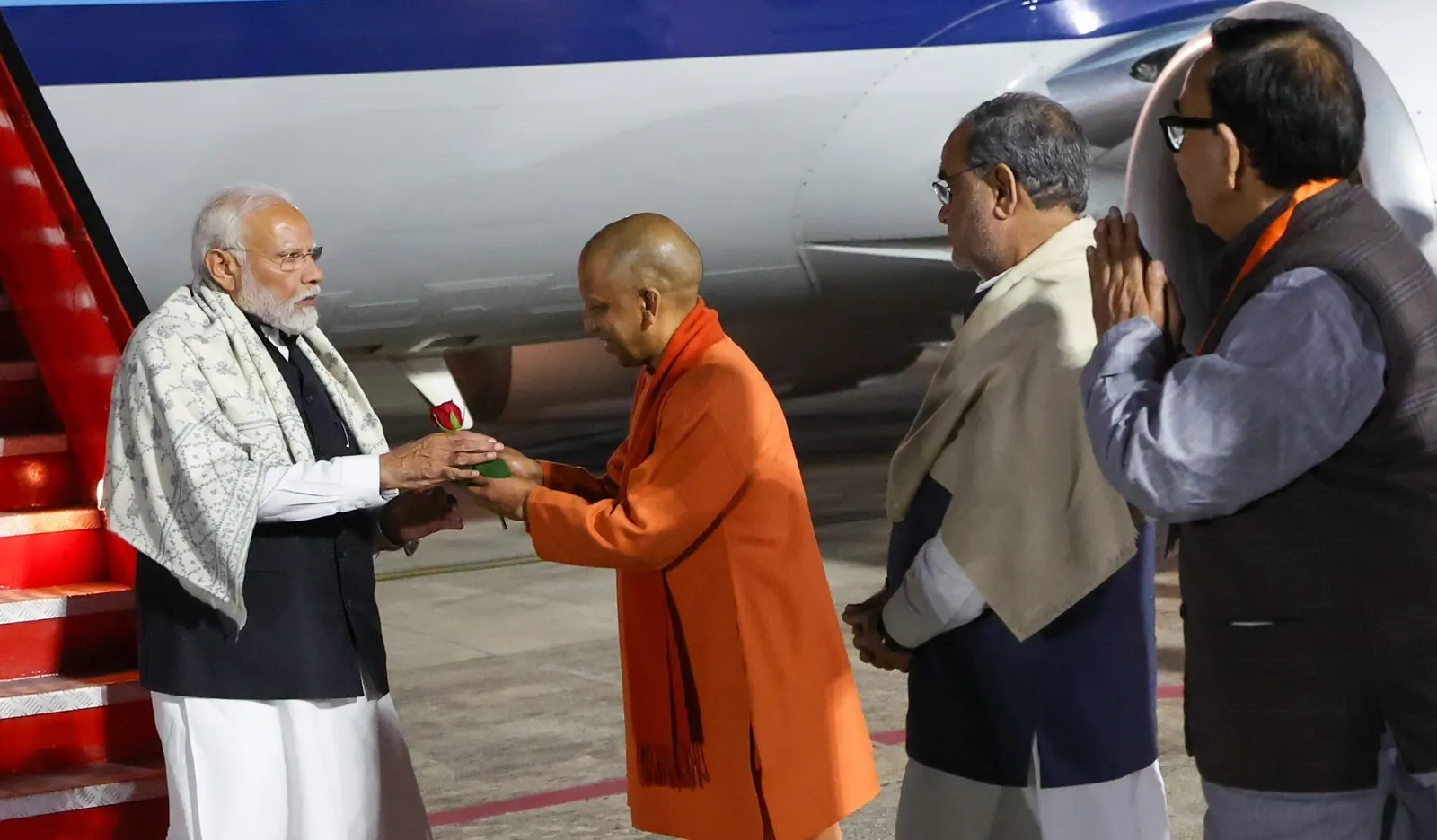 'प्रधानमंत्री बाबा विश्वनाथ की नगरी काशी में अपने परिवारजनों के बीच'