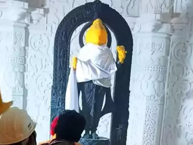 ऐसी है राम लला की मूर्ति