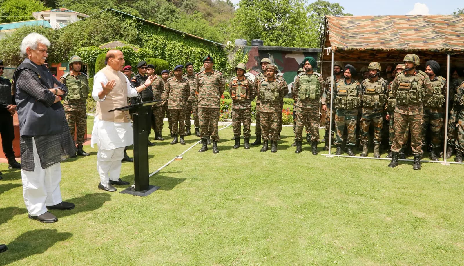 रक्षा मंत्री ने सीमावर्ती क्षेत्र का दौरा किया