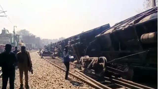 दिल्ली के जखीरा में मालगाड़ी पटरी से उतरी, 10 वैगन पलटे