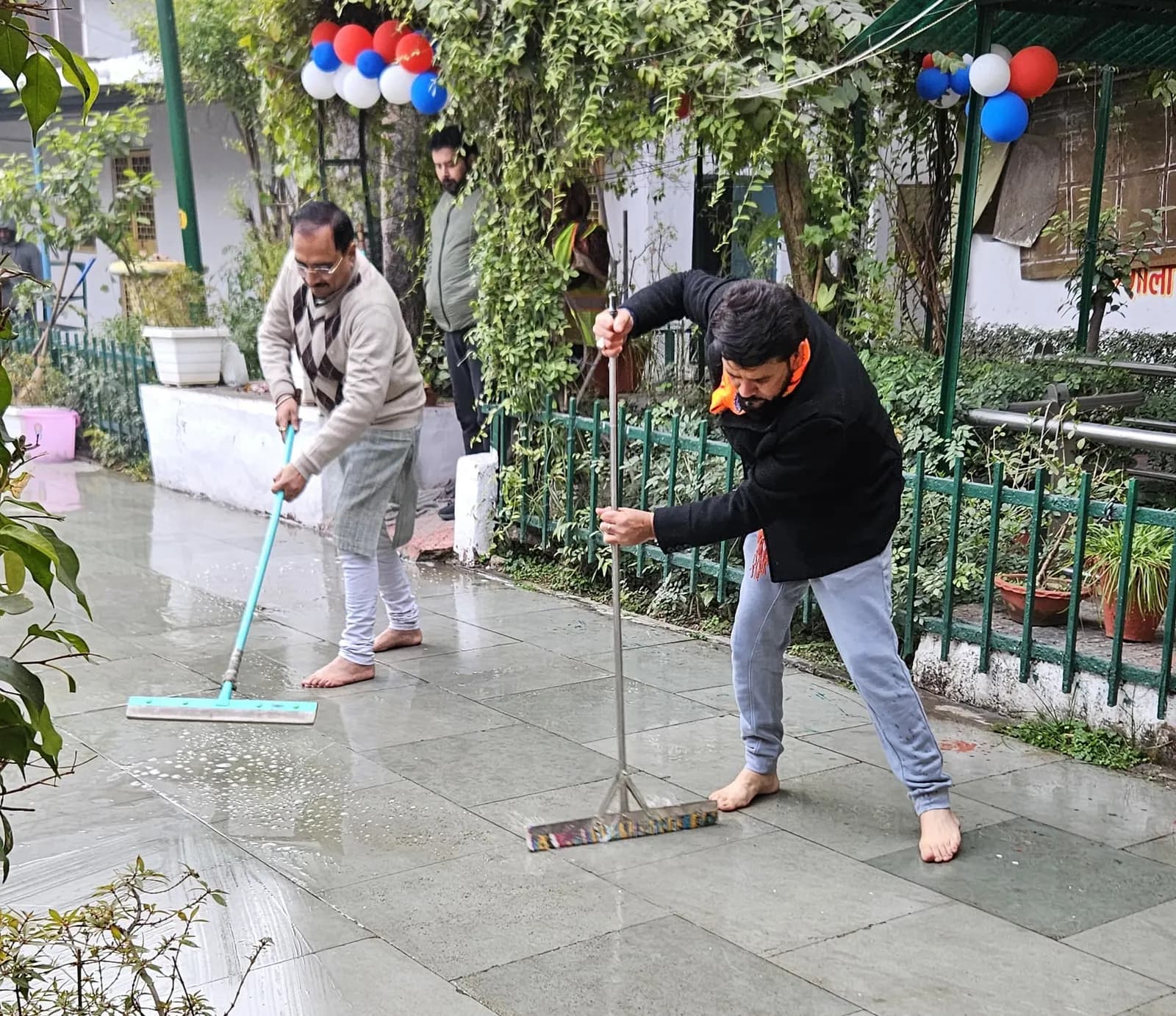 प्रधानमंत्री के स्वच्छता सेवा अभियान से जुड़े अनुराग ठाकुर, वाल्मीकि मंदिर में किया श्रमदान