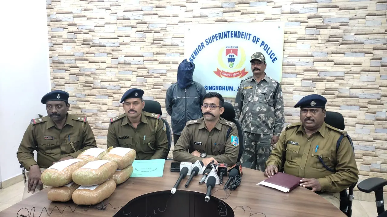 जमशेदपुर में बस से आठ किलो गांजा बरामद, कंडक्टर गिरफ्तार