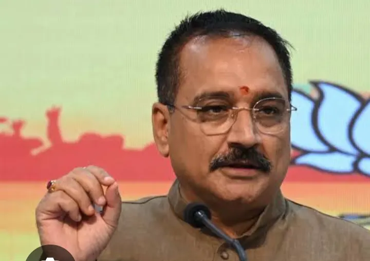 भाजपा नेताओं ने मेट्रो स्टेशन पर  बांटा मास्क