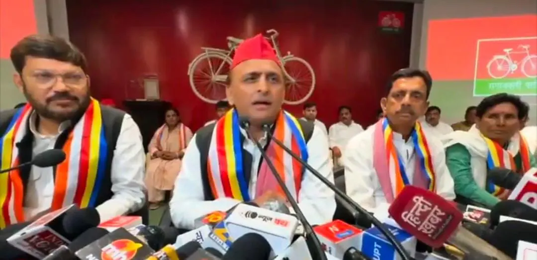 जाति के आधार पर हटाए जा रहे बीएलओ व पुलिस कर्मी : अखिलेश यादव
