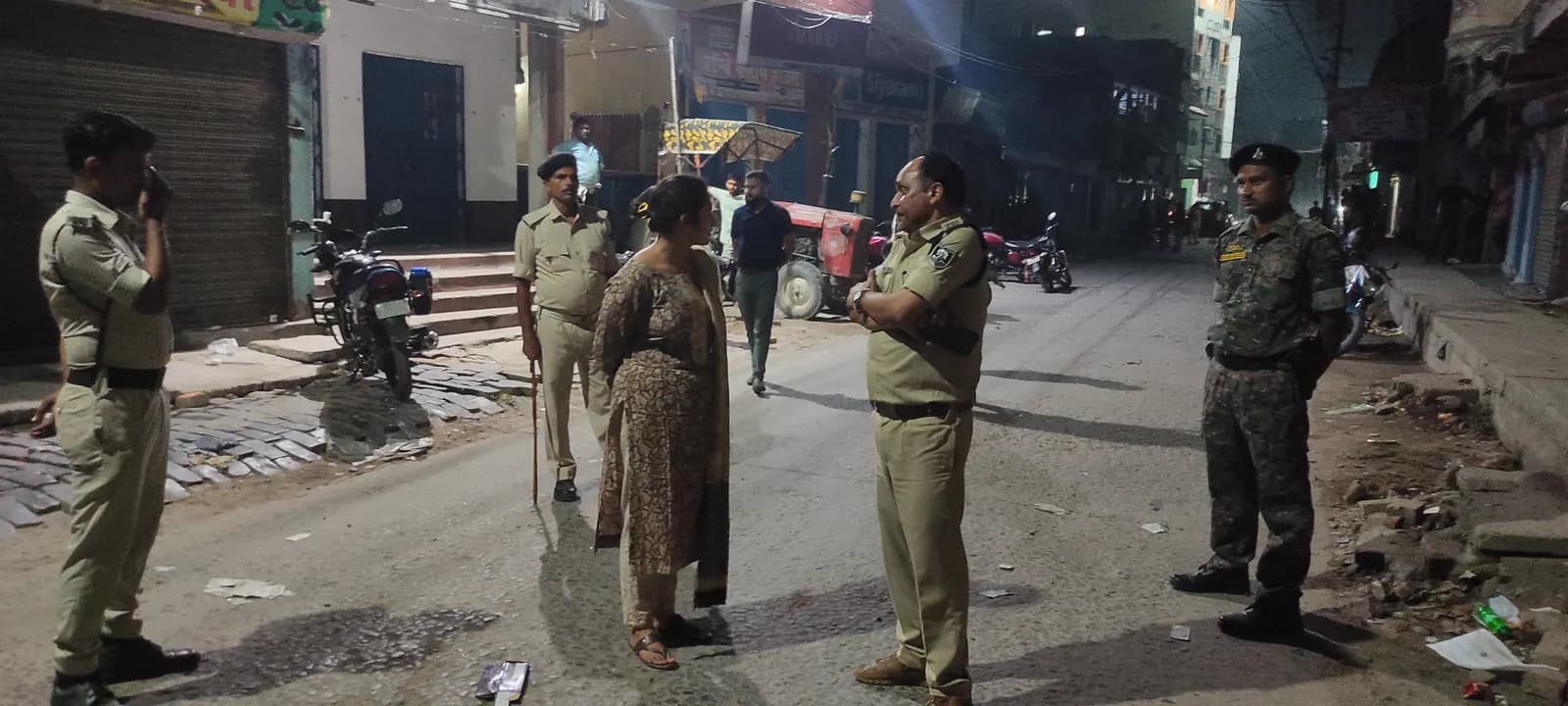 रिहाईशी इलाके में भंडारण कर रखे लाखों रुपये के पटाखे जब्त
