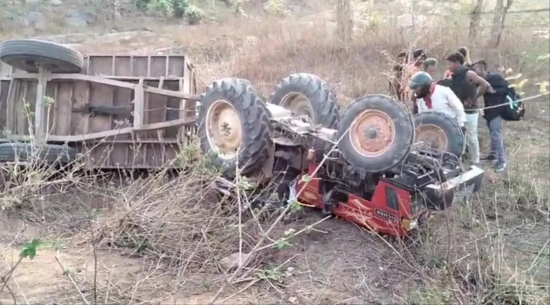 अनियंत्रित ट्रैक्टर के पलटने से चालक की हुई मौत, दूसरा घायल