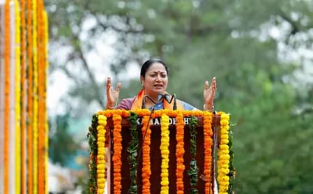 दिल्ली: 1400 नर्सों और पैरामेडिकल स्टाफ को मिली स्थायी नौकरी रेखा गुप्ता ने पिछली सरकारों पर लगाया भ्रष्टाचार का आरोप ।