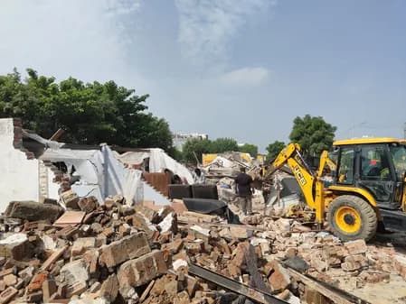 अवैध मार्केट पर चला ग्रेनो प्राधिकरण का बुलडोजर, दो दर्जन दुकानें ध्वस्त