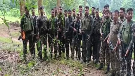 झारखंड के गुमला में 15 लाख का इनामी नक्सली मार्टिन केरकेट्टा पुलिस मुठभेड़ में ढेर, हथियार बरामद
