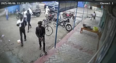 बिहार: गोपालगंज में दिनदहाड़े ज्वेलरी दुकान में लूट, लुटेरों ने की फायरिंग