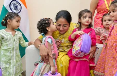 दिल्ली: स्कूली बच्चों के बीच सीएम रेखा गुप्ता ने मनाया राखी का त्योहार