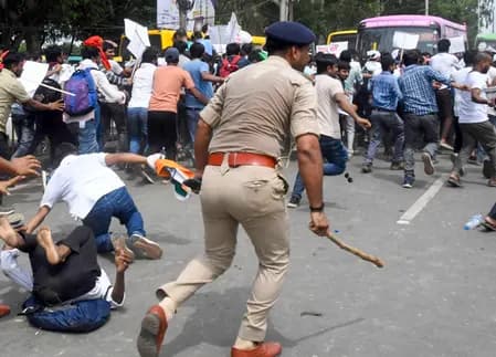 पटना की सड़कों पर एसटीईटी की मांग को लेकर उतरे छात्र, पुलिस ने खदेड़ा