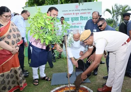 सीएम नीतीश ने रक्षाबंधन एवं 'बिहार वृक्ष सुरक्षा दिवस' पर वृक्ष को रक्षा सूत्र बांधा, किया पौधारोपण