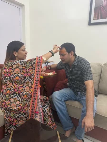बिहार : तेज प्रताप ने मौसेरी बहन के साथ मनाया रक्षाबंधन, चार बहनों ने भेजी है राखी