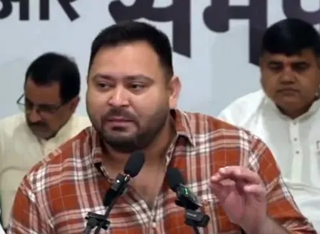 एसआईआर को लेकर तेजस्वी ने फिर उठाए सवाल, कहा - गुजरात के वोटर भी बिहार के मतदाता बन रहे