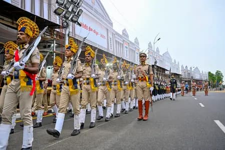 स्वतंत्रता दिवस पर अलग-अलग विभागों के 1090 कर्मियों को वीरता और सेवा पदक सम्मान
