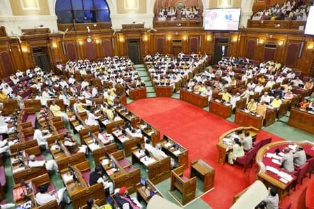 विधानसभा विजन डॉक्यूमेंट: नॉनस्टॉप चर्चा जारी, अखिलेश का तंज सोती रही सरकार