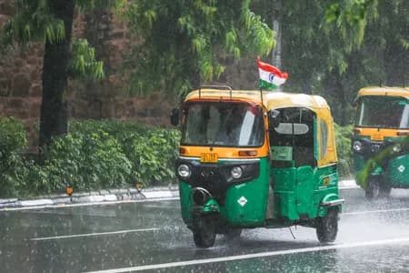 दिल्ली-एनसीआर में बदला मौसम का मिजाज, तेज आंधी और बारिश से गिरा तापमान
