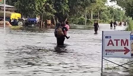 फर्रुखाबाद: गंगा का जलस्तर खतरे के निशान से 40 सेंटीमीटर ऊपर, 100 गांव बाढ़ की चपेट में
