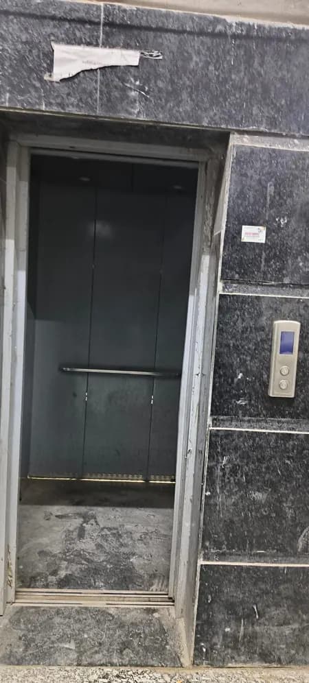 ग्रेटर नोएडा : सोसायटी में लिफ्ट में फंसी मेड को बेहोशी की हालत में निकाला गया बाहर, निवासी शिकायत लेकर पहुंचे थाने