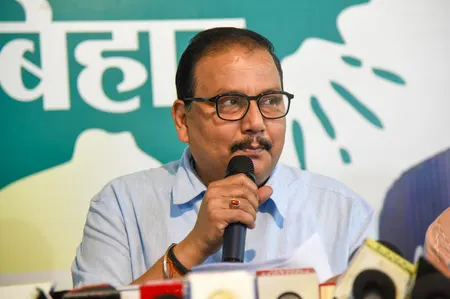 घुसपैठियों के लिए गिरिराज सिंह भी जिम्मेदार: मनोज झा
