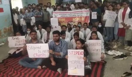 गयाजी: स्टाइपेंड बढ़ोतरी की मांग पर मगध मेडिकल कॉलेज के इंटर्न डॉक्टरों की हड़ताल, ओपीडी सेवाएं ठप
