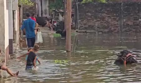 वाराणसी : बाढ़ से बेहाल लोग अपना घर छोड़ने पर मजबूर, बताया- फिर से बदहाल हुए हालात