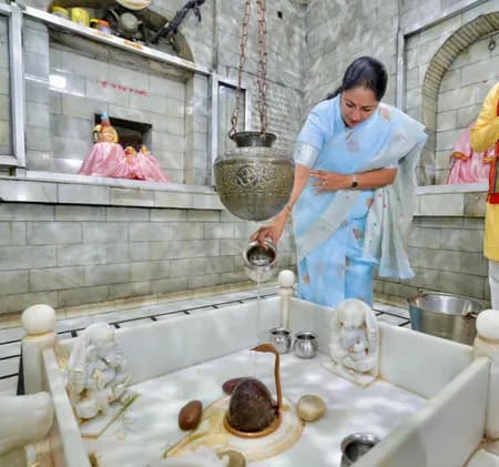 कनॉट प्लेस स्थित गणेश मंदिर में सीएम रेखा ने किया दर्शन, दिल्लीवासियों के लिए की मंगलकामनाएं
