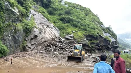 उत्तराखंड में भारी बारिश ने बढ़ाई मुश्किलें : कई जिलों में स्कूल बंद, चारधाम यात्रा भी स्थगित