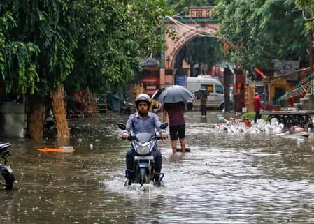 दिल्ली में बाढ़ पर राजनीति, केजरीवाल राहत शिविरों में पहुंचे, राजधानी में पानी घुसने से जल मंत्री का इनकार