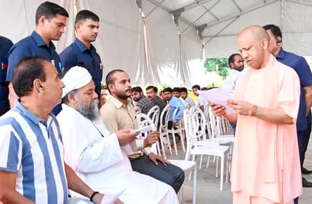 घबराएं नहीं, आपकी समस्या का प्रभावी समाधान सुनिश्चित कराएंगे : सीएम योगी