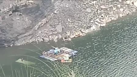 धनबाद में बड़ा हादसा, छह मजदूरों को लेकर जा रही सर्विस वैन 300 फीट गहरी खाई में गिरी