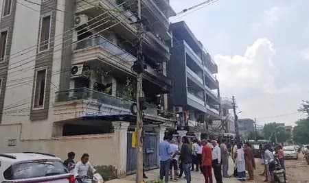 फरीदाबाद: आग लगने से दंपति और बेटी की मौत, बालकनी से कूदकर बचा बेटा