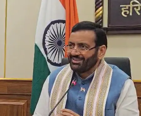 बिहार के मुख्यमंत्री नीतीश कुमार ने महिलाओं को दिया तोहफा, 80 पिंक बस सेवा शुरू