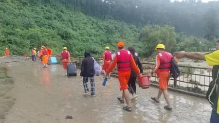 देहरादून आपदा : एनडीआरएफ ने 497 छात्रों को किया रेस्क्यू, गंगा का जलस्तर बढ़ने से हरिद्वार में अलर्ट