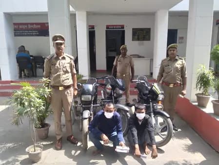 पुलिस ने किया बाइक चोरी करने वाले दो शातिर चोरों को गिरफ्तार, तीन मोटरसाइकिल और हथियार बरामद