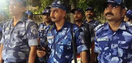 मध्य प्रदेश : जबलपुर में नवरात्रि पर शांति और सुरक्षा के लिए पुलिस ने निकाला फ्लैग मार्च