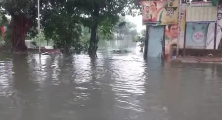 कोलकाता में भारी बारिश से जलभराव, मेट्रो और ट्रेन सेवाएं ठप, एक की मौत