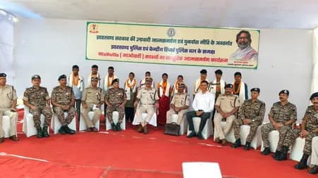झारखंड : चाईबासा में डीजीपी के समक्ष 10 नक्सलियों ने किया आत्मसमर्पण