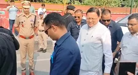 उत्तराखंड : मुख्यमंत्री पुष्कर सिंह धामी ने देहरादून में प्रदर्शन कर रहे छात्रों से मुलाकात की