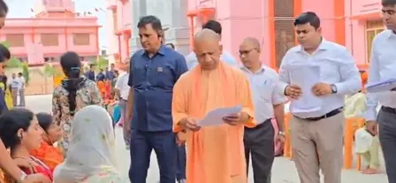 उत्तर प्रदेश: सीएम योगी आदित्यनाथ ने 'जनता दर्शन' में सुनीं समस्याएं, अधिकारियों को निस्तारण के निर्देश