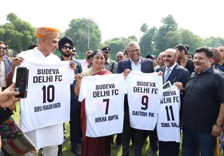 सीएम रेखा गुप्ता ने दिल्ली के सिविल लाइंस में फुटबॉल अकादमी के नए ग्राउंड का उद्घाटन किया
