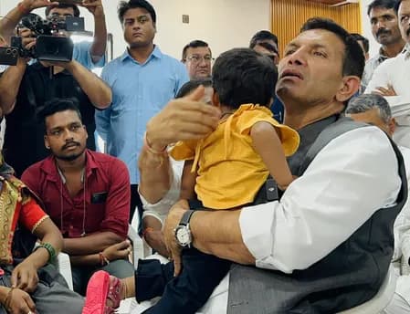 मध्य प्रदेश : जीतू पटवारी ने की स्वास्थ्य मंत्री राजेंद्र शुक्ला को बर्खास्त करने की मांग
